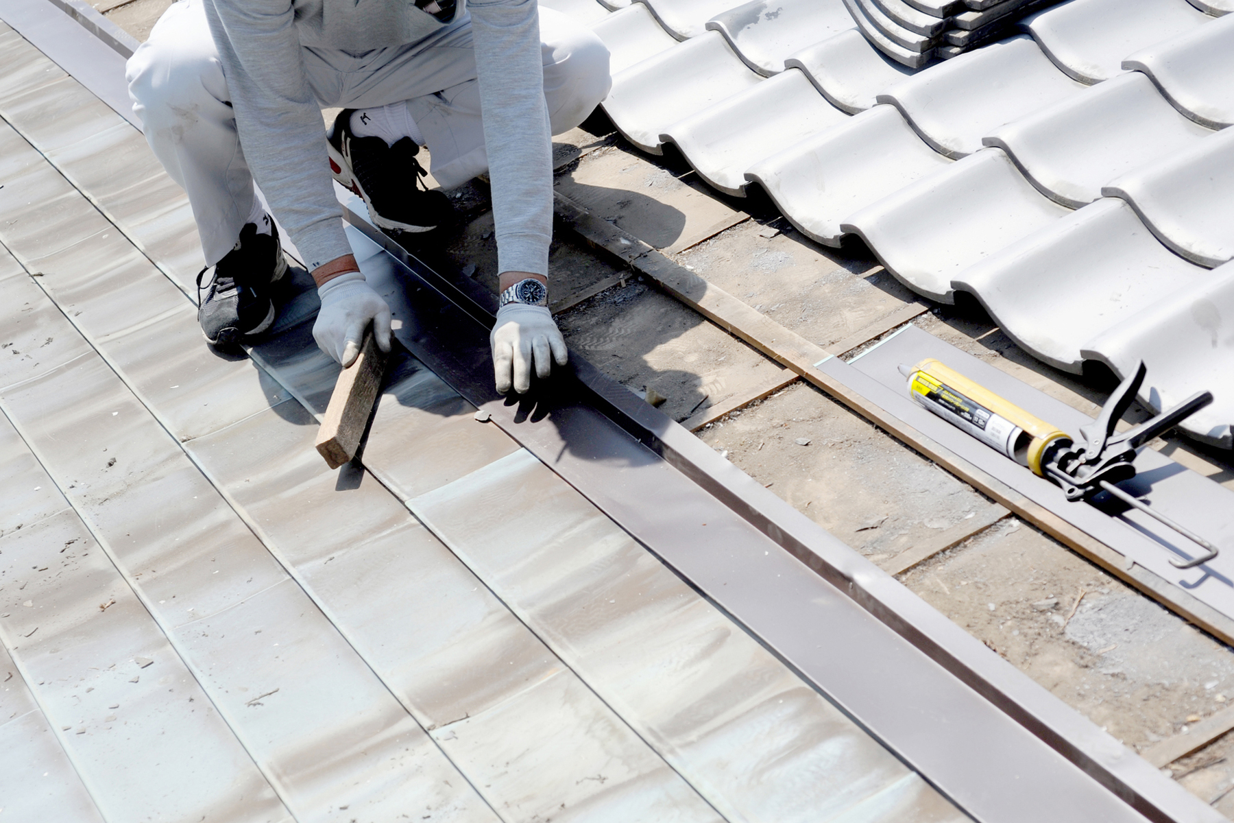 屋根修理は自分でできる？知っておきたいメリットとデメリットを解説！
