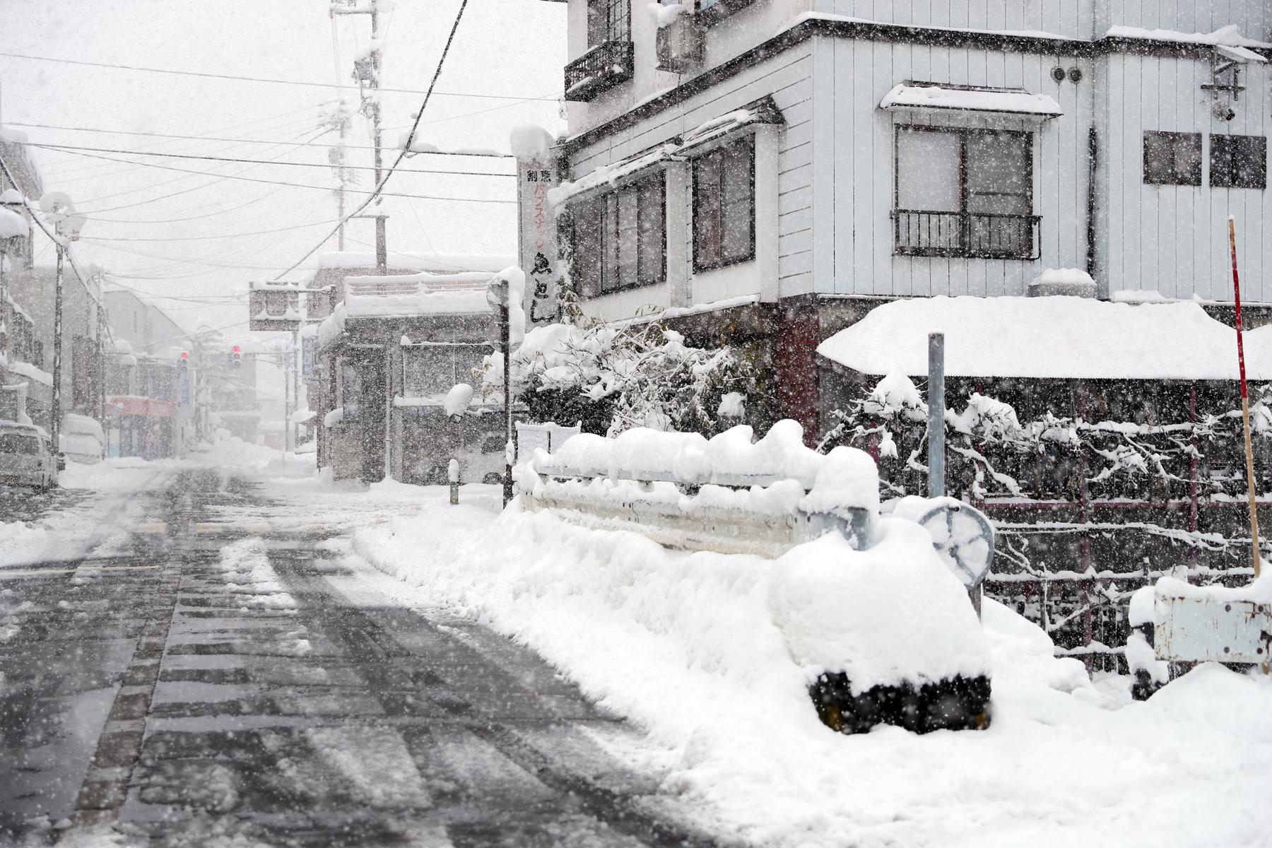 自宅と道路にまつわる屋根の積雪対策！アイテムについて詳しく解説