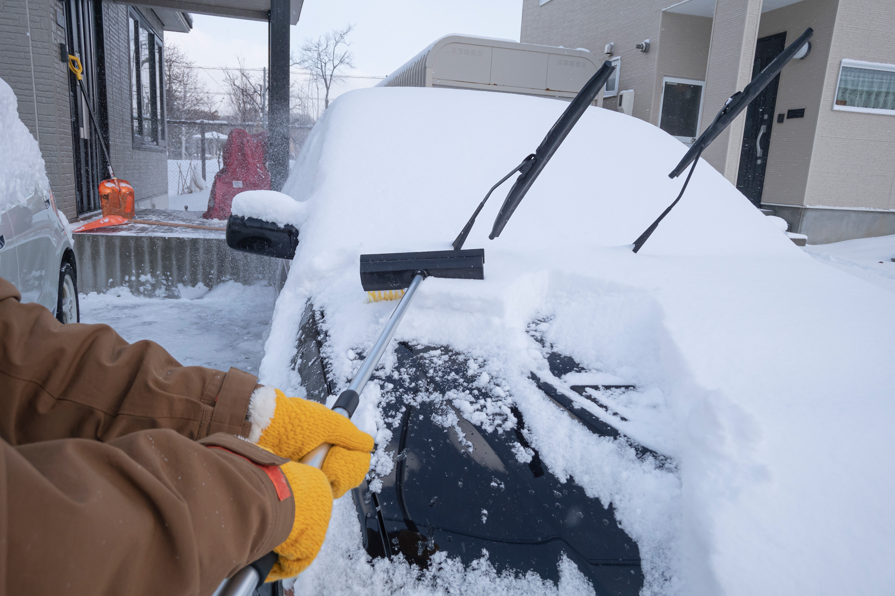 屋根の雪下ろしに使う雪下ろし棒とは？屋根を雪から守る安全な方法を解説！