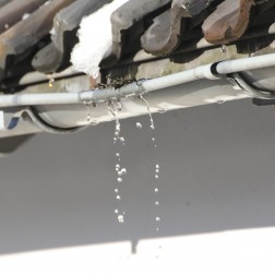 DIYで住宅の雨どい修理はできる？修理の際の注意点について詳しく解説！サムネイル